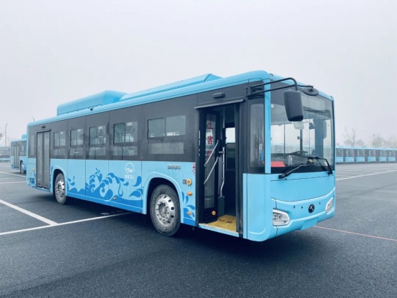 20 chiếc xe buýt năng lượng mới bằng sợi carbon dài bắt đầu hoạt động ở Chiết Giang

