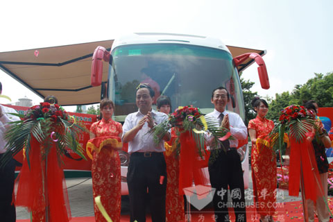 Xe hiến máu hàng đầu Kinglong ra mắt tại Thượng Hải
